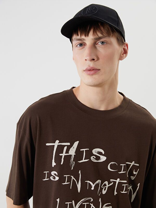 Moudda LC Waikiki - T-shirt imprimé en jersey manches courtes Homme Brun foncé - Tunisie 3