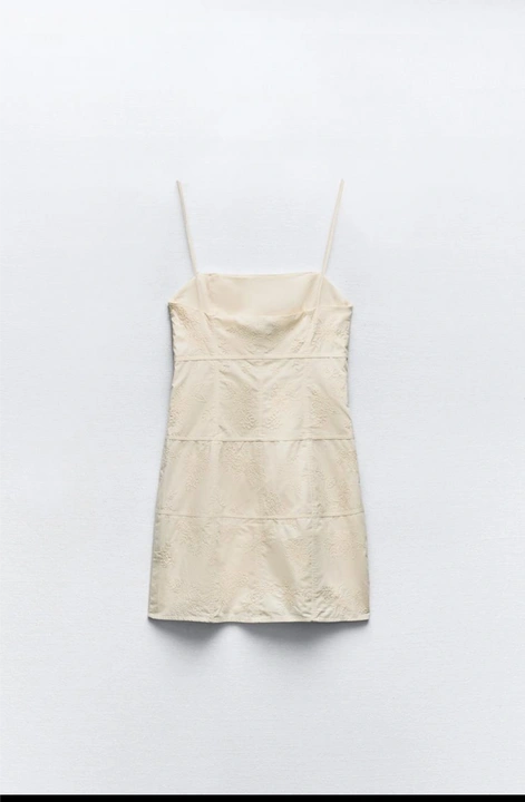 Robe courte à bretelles droite brodée avec lacets